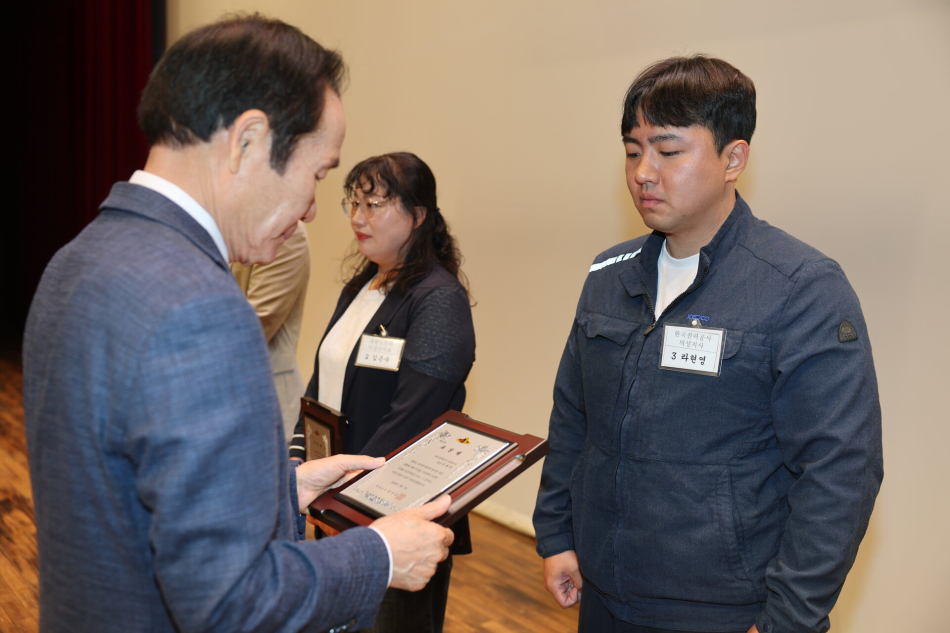 한국전력 의성지사 직원들이 현장 작업 중 저수지에 빠진 고령의 주민을 구조해 의성군수 표창을 받았다. 한국전력 경북본부 제공