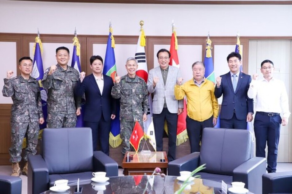 광복회 광주광역시지부와 호원이 11일 육군 제31보병사단을 방문해 지역 안보와 보훈·호국정신 계승을 위한 민·군의 협력을 약속하며 기념촬영을 하고 있다. (왼쪽 3번째부터) 양승빈 호원 부사장, 김도열 31사단장, 고욱 광복회 광주지부장. /광복회 광주지부