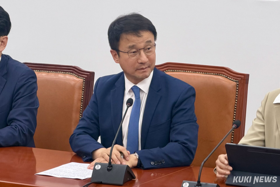 한병도 더불어민주당 원내대표가 12일 서울 여의도 국회에서 열린 원내대책회의에서 발언하고 있다. 유병민 기자