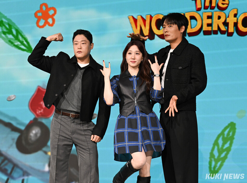 배우 임성재, 박은빈, 최대훈이 12일 오전 서울 종로구 JW메리어트 동대문 스퀘어에서 진행된 넷플릭스 시리즈 ‘원더풀스’ 제작발표회에서 포즈를 취하고 있다.