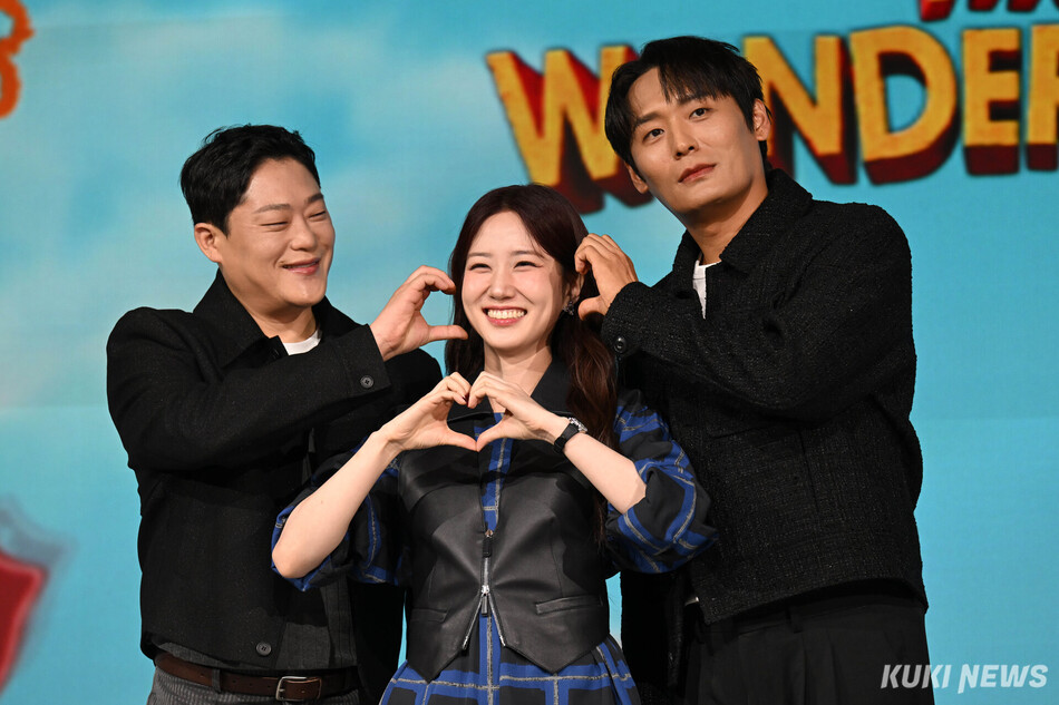 배우 임성재, 박은빈, 최대훈이 12일 오전 서울 종로구 JW메리어트 동대문 스퀘어에서 진행된 넷플릭스 시리즈 ‘원더풀스’ 제작발표회에서 포즈를 취하고 있다.