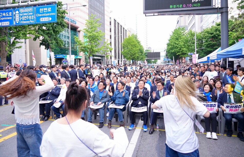 지난해 5월 5·18민주화 운동 행사 전야제에서 참석자들이 행사를 즐기고 있다. /광주시