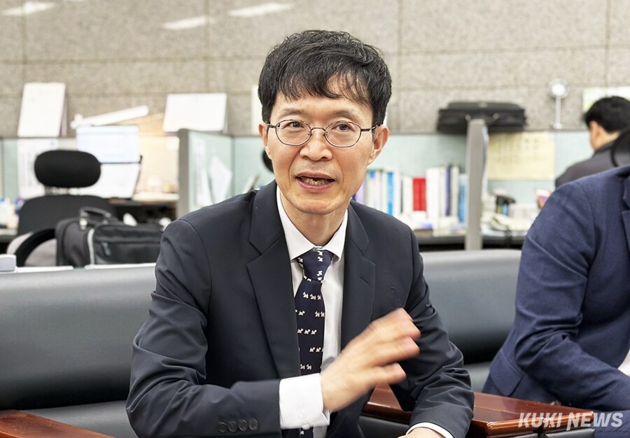 12일 정부대전청사 기자실에서 ‘벤처나라 등록 물품·서비스 지정 관리 규정’ 개정안을 설명하는 강성민 조달청 차장. 사진=이재형 기자