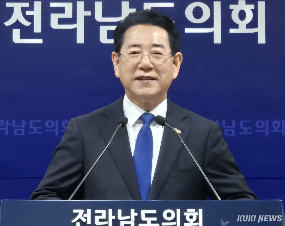 초대 전남광주통합특별시장에 도전했던 김영록 전남도지사가 “이재명 정부의 성공과 전남광주통합특별시의 완수를 위해 민주당과 끝까지 함께 하겠다”고 밝혔다. /신영삼 기자