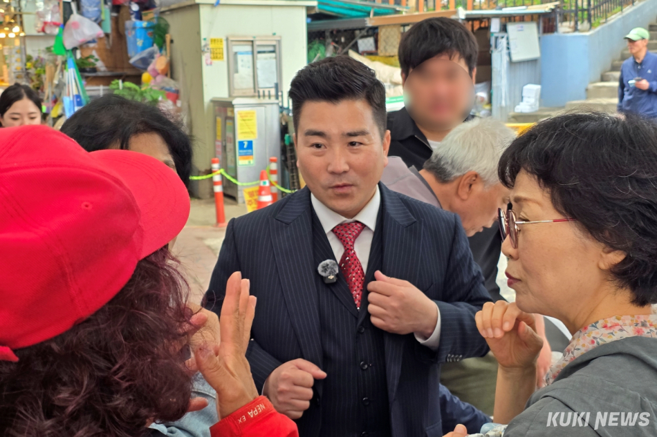 김현태 전 707 특수임무단장이 11일 인천 계양구 계양산전통시장 입구에서 구민들에게 인사하고 있다. 김건주 기자