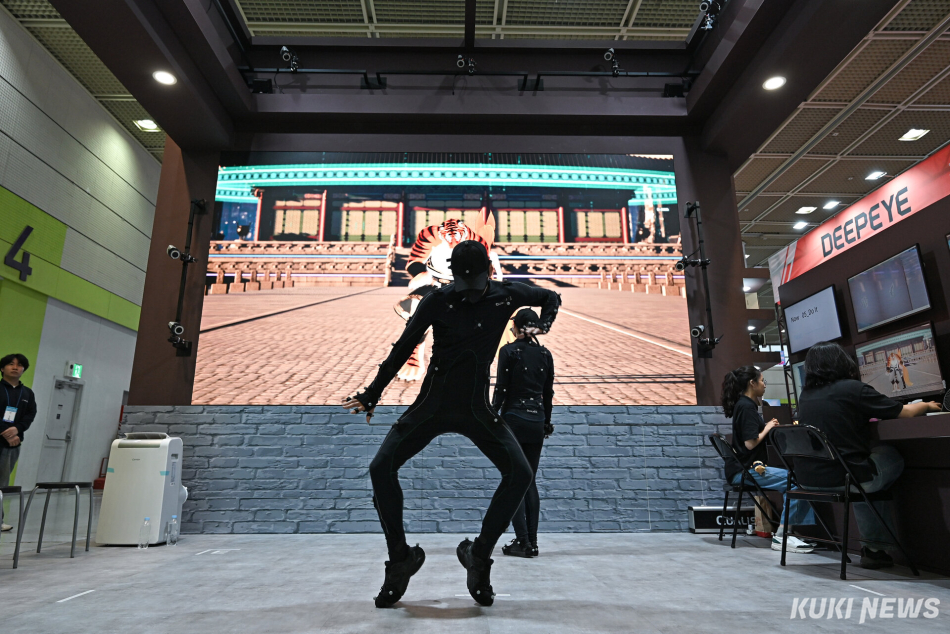 12일 서울 강남구 코엑스에서 열린 ‘제34회 국제 방송·미디어·음향·조명 전시회(KOBA 2026)’에서 한 업체 관계자가 모션 캡쳐 기술을 시연하고 있다.