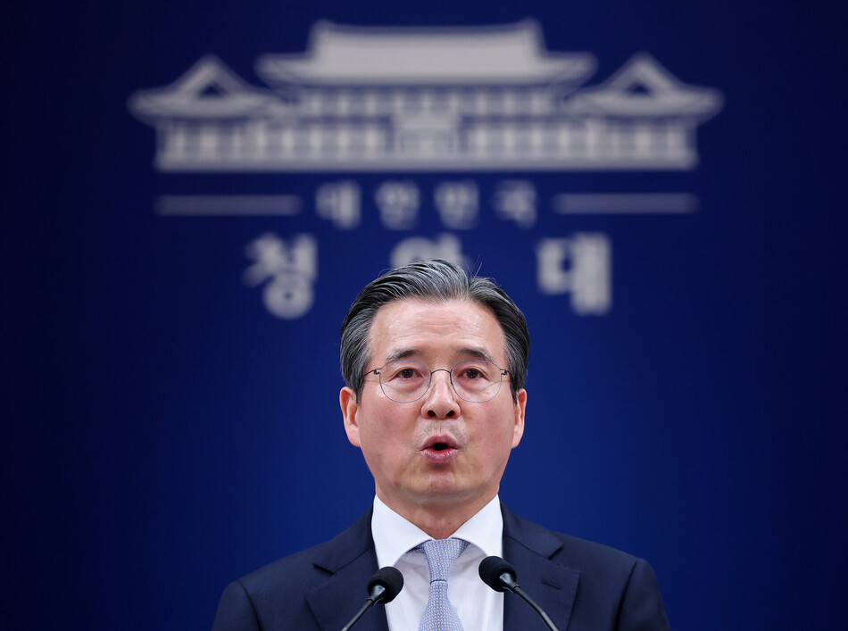 김용범 정책실장이 27일 청와대 춘추관에서 이날 열린 이재명 대통령과 데미스 허사비스 구글 딥마인드 최고경영자(CEO) 면담 관련 브리핑을 하고 있다. 연합뉴스