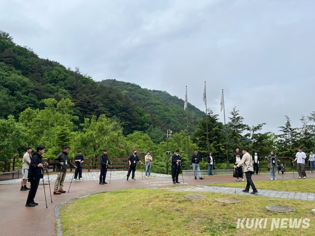 충남도자치경찰위원회는 12일 국립예산치유의숲에서 도내 자치경찰 공무원을 대상으로 ‘제2차 숲 힐링캠프’를 운영했다.