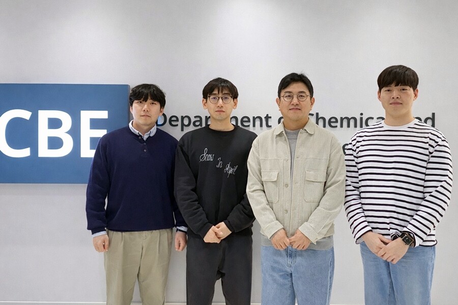 (왼쪽부터)조한빈 박사과정, 웬슈안 주 박사후연구원, 서준기 교수, 김창환 석박사통합과정. KAIST