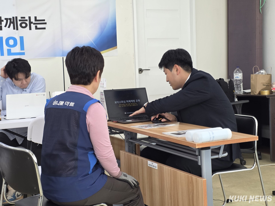 LG유플러스는 12일 청산도 청산면복지회관에서 ‘유심 업데이트‧교체 출장소’를 마련한 가운데 전남경철청도 현장을 찾아 보이스피싱 피해 예방 캠페인을 진행했다. 정우진 기자