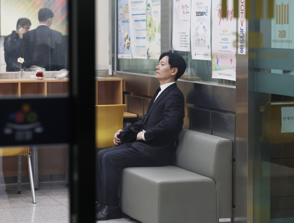 박상용 인천지검 부부장 검사가 서초동 대검찰청 민원실에서 대기하고 있는 모습. 연합뉴스