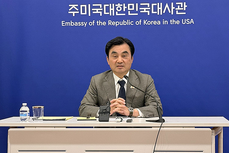 안규백 국방부 장관이 12일(현지시간) 워싱턴 DC 주미대사관에서 방미 결과를 설명하는 특파원단 대상 브리핑을 하고 있다. 연합뉴스