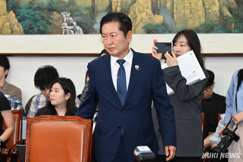 정청래 더불어민주당 대표가 13일 기자회견 진행을 위해 국회 당대표회의실에 들어서고 있다.
