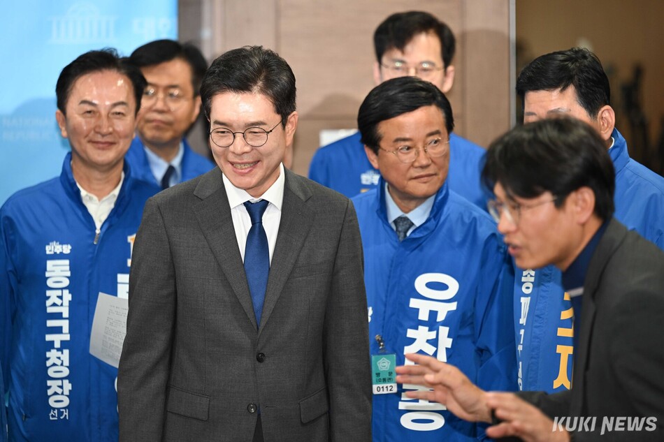 정원오 더불어민주당 서울시장 후보가 13일 국회 소통관에서 백브리핑을 마친 후 이동하고 있다.