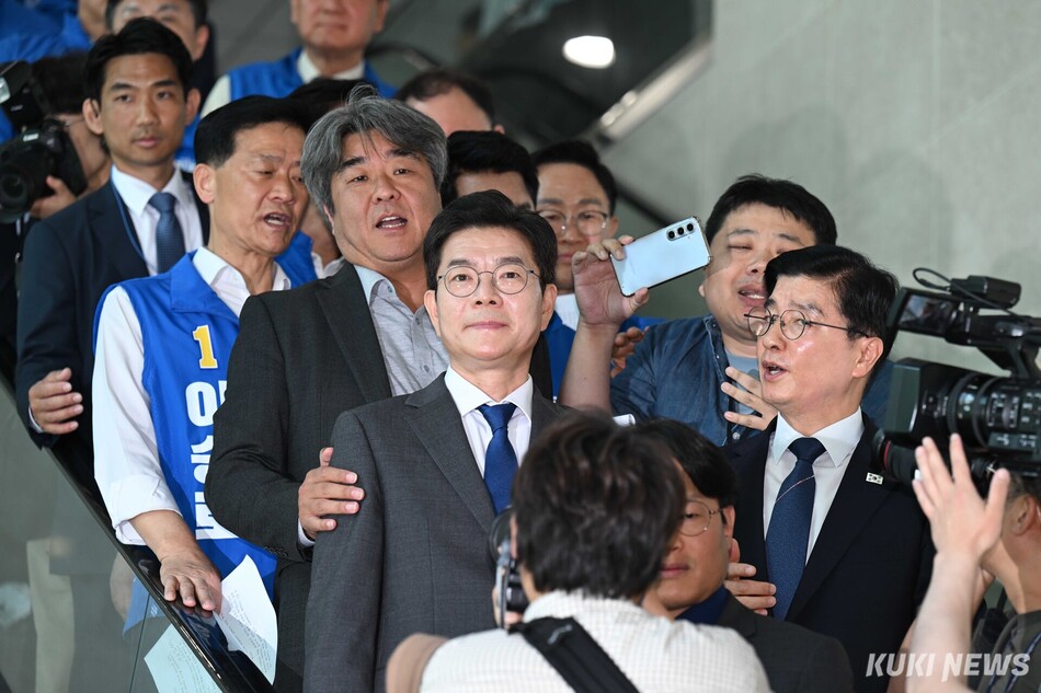 정원오 더불어민주당 서울시장 후보가 13일 기자회견이 끝난 뒤 국회 소통관을 나서고 있다.