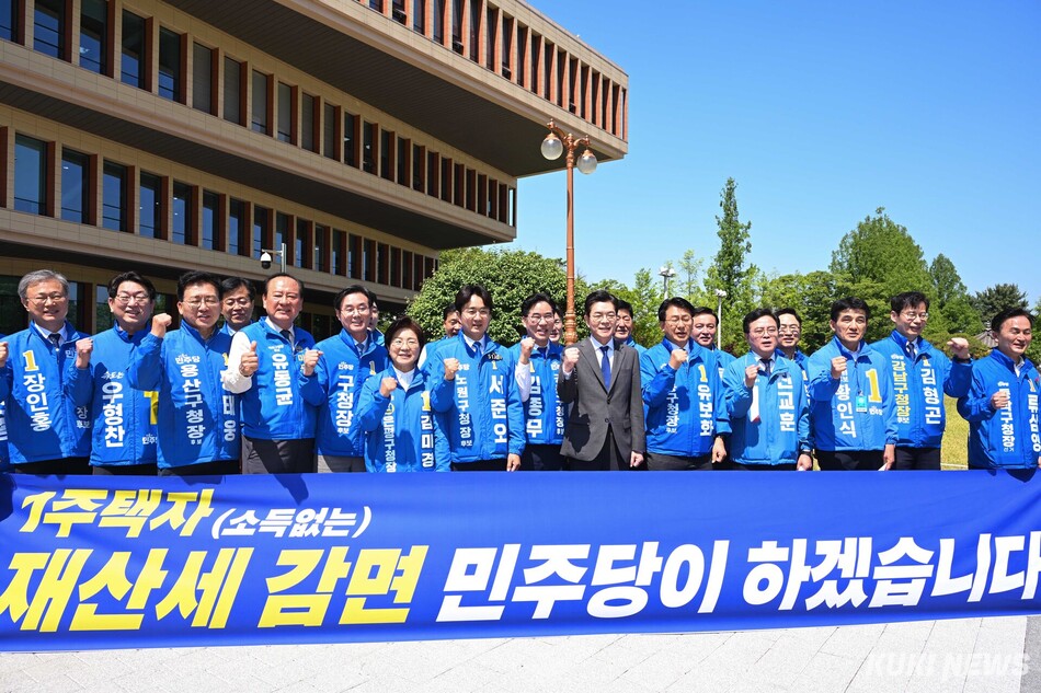 정원오 더불어민주당 서울시장 후보가 13일 기자회견이 끝난 뒤 국회 소통관 앞에서 서울 25개 자치구 구청장 민주당 후보들과 함께 기념사진을 촬영하고 있다.