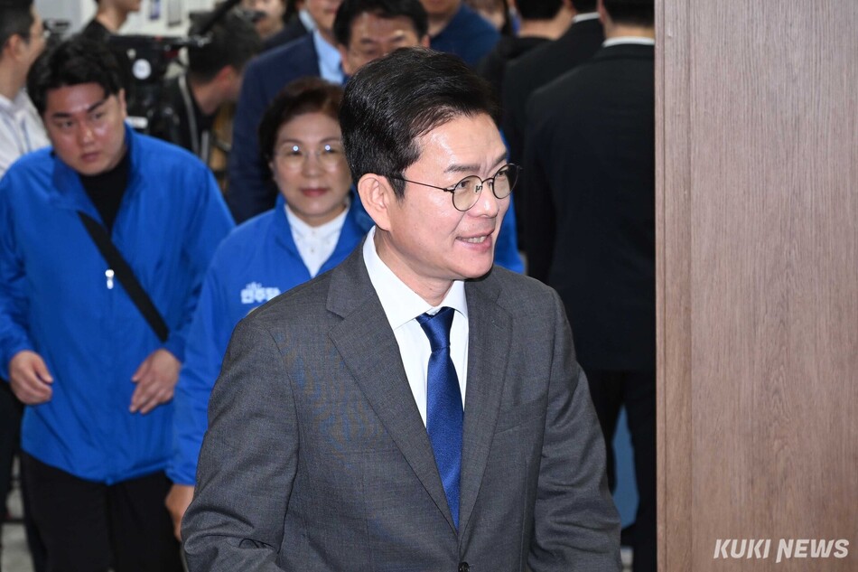 정원오 더불어민주당 서울시장 후보가 13일 국회 소통관 기자회견장에 입장하고 있다.