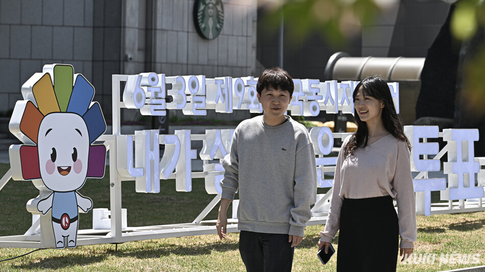 13일 서울 중구 프레스센터 앞 광장에 제9회 전국동시지방선거 투표 참여를 독려하는 홍보 조형물이 설치돼 있다.