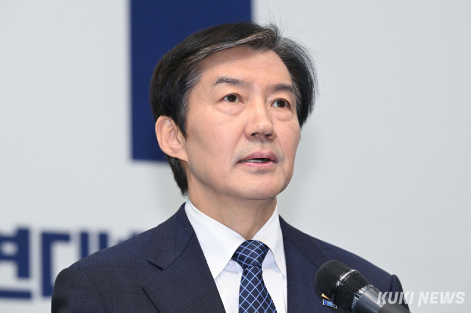 조국 조국혁신당 대표가 지난달 14일 서울 여의도 국회에서 기자회견을 열고 경기 평택을 출마를 선언하고 있다. 임은재 기자