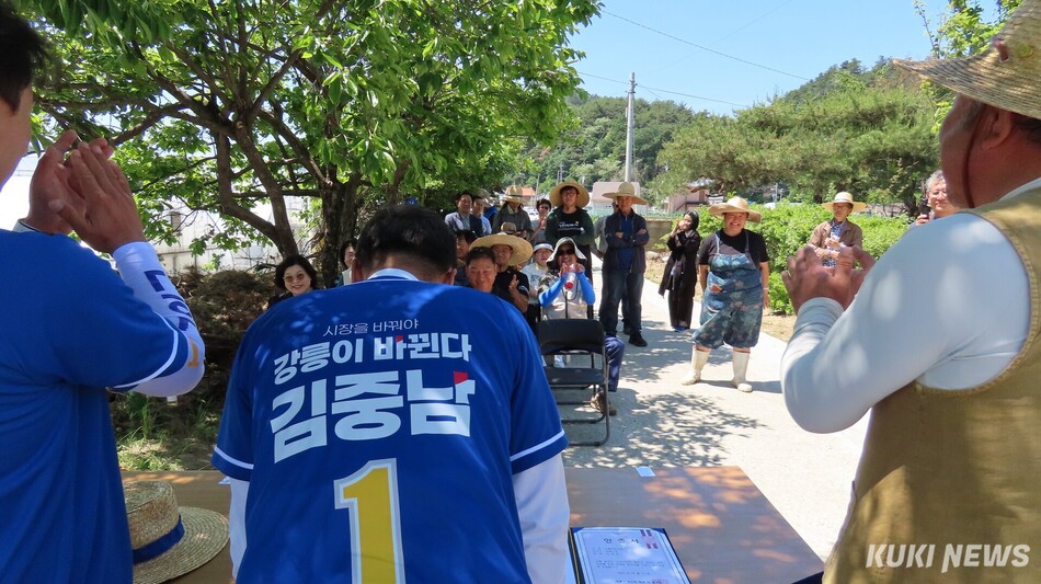 더불어민주당 김중남 강릉시장 후보는 13일 오전 성산면 금산1리 경로당(관음길 24)에서 강릉시 농민회 회원 30여명이 참석한 가운데 강릉시 농민회와 농민의 기본권 보장과 농업의 공익적 가치를 실현하기 위한 정책협약을 체결했다. 전인수 기자