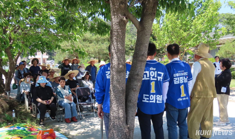 더불어민주당 김중남 강릉시장 후보는 13일 오전 성산면 금산1리 경로당(관음길 24)에서 강릉시 농민회 회원 30여명이 참석한 가운데 강릉시 농민회와 농민의 기본권 보장과 농업의 공익적 가치를 실현하기 위한 정책협약을 체결하고 있다. 전인수 기자