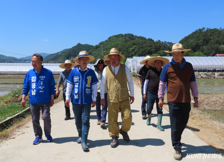 더불어민주당 김중남 강릉시장 후보는 13일 오전 성산면 금산1리 경로당(관음길 24)에서 강릉시 농민회 회원 30여명이 참석한 가운데 강릉시 농민회와 농민의 기본권 보장과 농업의 공익적 가치를 실현하기 위한 정책협약을 체결했다. 전인수 기자