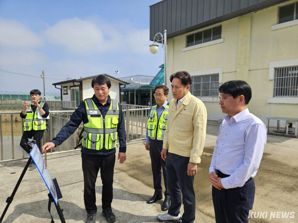 충남도는 13일 부여군 규암면 라복지구 배수 개선 사업 현장과 장암면 석우배수장을 차례로 방문해 우기 대응 준비 상황과 시설 운영 현황 등을 살폈다.