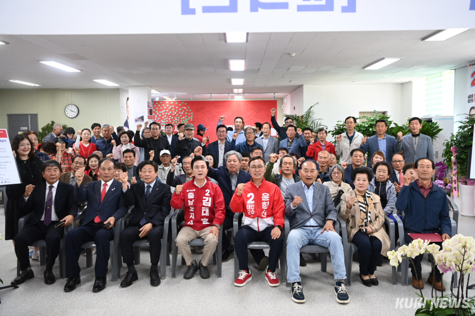 김태흠 국민의힘 충남도지사 후보는 13일 당진시, 서산시, 태안군을 찾아 기초단체장 후보들과 정책협약을 맺고 ‘서해안 메가시티’ 완성 등 민선 9기 충남도정의 핵심 과제들을 공유했다. 사진은 윤희신 태안군수 후보의 선거사무소에서 필승을 다짐하고 있는 모습이다. 김태흠 캠프
