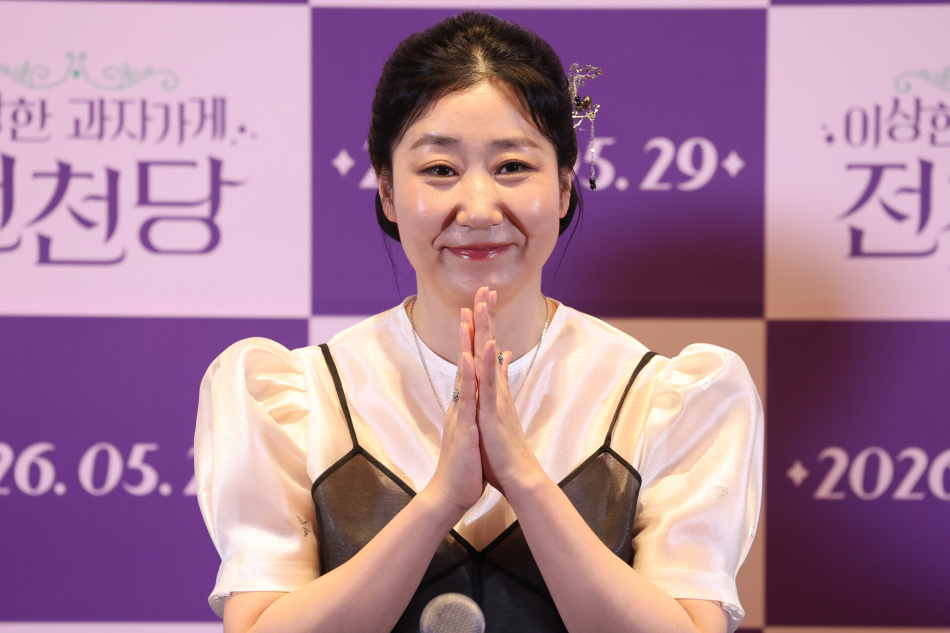 전천당 주인 연기한 라미란 (서울=연합뉴스) 강민지 기자 = 배우 라미란이 13일 서울 강남구 메가박스 코엑스에서 열린 영화 ‘이상한 과자 가게 전천당‘ 시사회·기자간담회에서 질문을 듣고 있다. 2026.5.13 mjkang@yna.co.kr/2026-05-13 15:57:25/