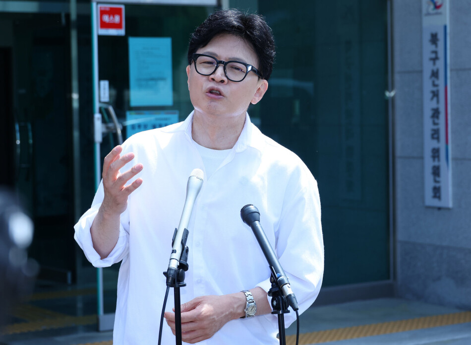 한동훈 예비후보가 북구선관위에 무소속 등록을 하고 기자들의 질문에 답하고 있다. 연합뉴스