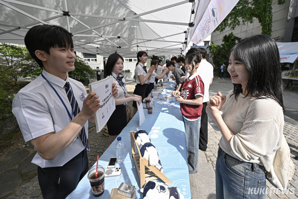 13일 서울 마포구 홍익대학교 서울캠퍼스에서 대동제 ‘Hlesta : MEMENTO‘가 열린 가운데 학생들이 부스 프로그램에 참여하고 있다.