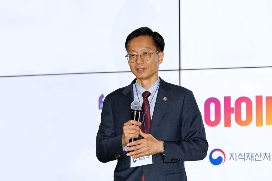 13일 한국지식재산센터에 위치한 ‘모두의 아이디어’ 심사장을 찾아가 심사위원을 격려하는 김용선 지식재산처장. 지식재산처