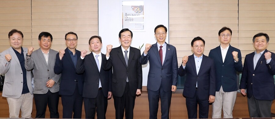 13일 서울사무소에서 고기석 한국지식재산서비스협회(KAIPS) 회장 및 임원진과 간담회를 가진 김용선 지식재산처장. 지식재산처