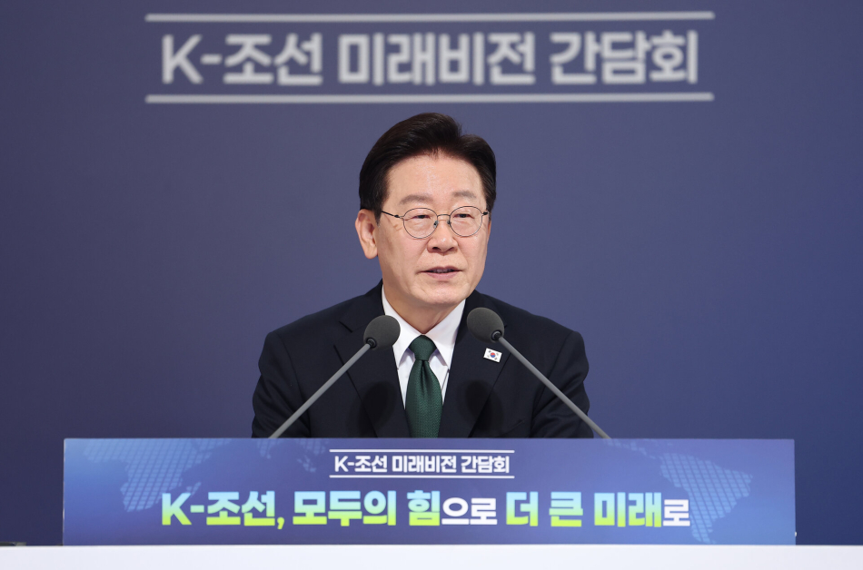 이재명 대통령이 13일 호텔현대 바이 라한 울산에서 열린 K-조선 미래비전 간담회에서 발언하고 있다. 연합뉴스