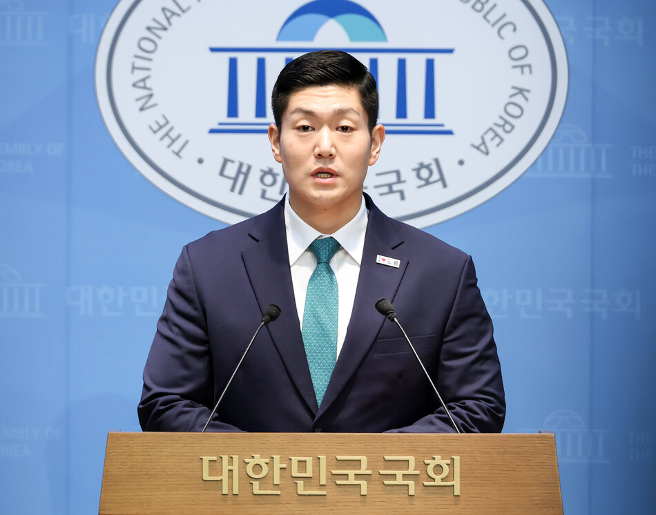 김재섭 국민의힘 의원이 13일 국회 소통관에서 기자회견을 열고 정원오 더불어민주당 서울시장 후보 폭행 전과와 관련한 내용을 밝히고 있다. 연합뉴스