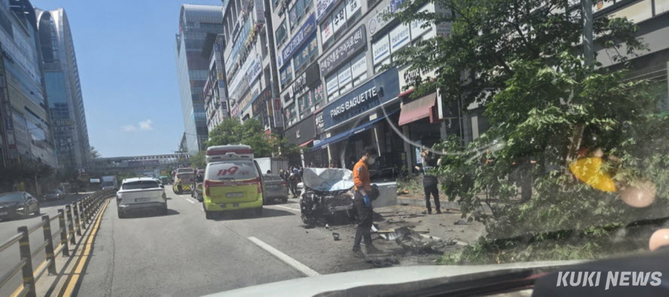 춘천 대형준설 차량 상가 돌진사고(독자제공)