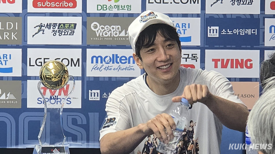 허훈이 13일 고양소노아레나에서 우승을 차지한 뒤 기자회견에서 환하게 웃고 있다. 김영건 기자