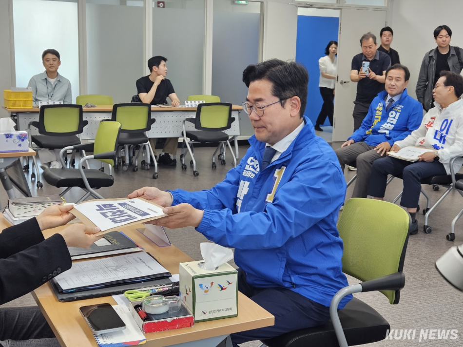 박찬대 더불어민주당 인천시장 후보가 14일 인천 미추홀구에 있는 인천시선거관리위원회에서 6·3 지방선거 후보자 등록을 하고 있다. 이은서 기자
