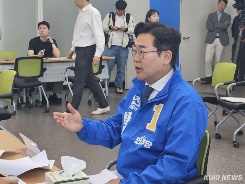 박찬대 더불어민주당 인천시장 후보가 14일 인천 미추홀구에 있는 인천시선거관리위원회에서 6·3 지방선거 후보자 등록을 하고 있다. 이은서 기자