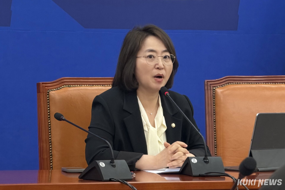 이주희 더불어민주당 원내대변인이 14일 서울 여의도 국회에서 열린 정책조정회의 직후 기자들과 만나 대화하고 있다. 유병민 기자