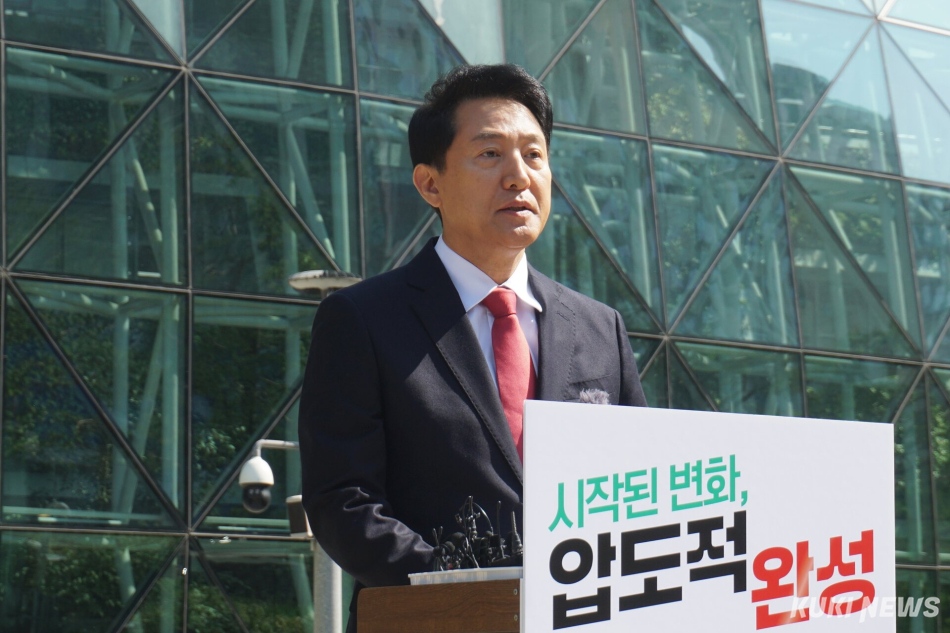 오세훈 국민의힘 서울시장 후보가 14일 오전 서울 중구 서울시청 앞에서 기자회견을 열고 발언하고 있다. 노유지 기자