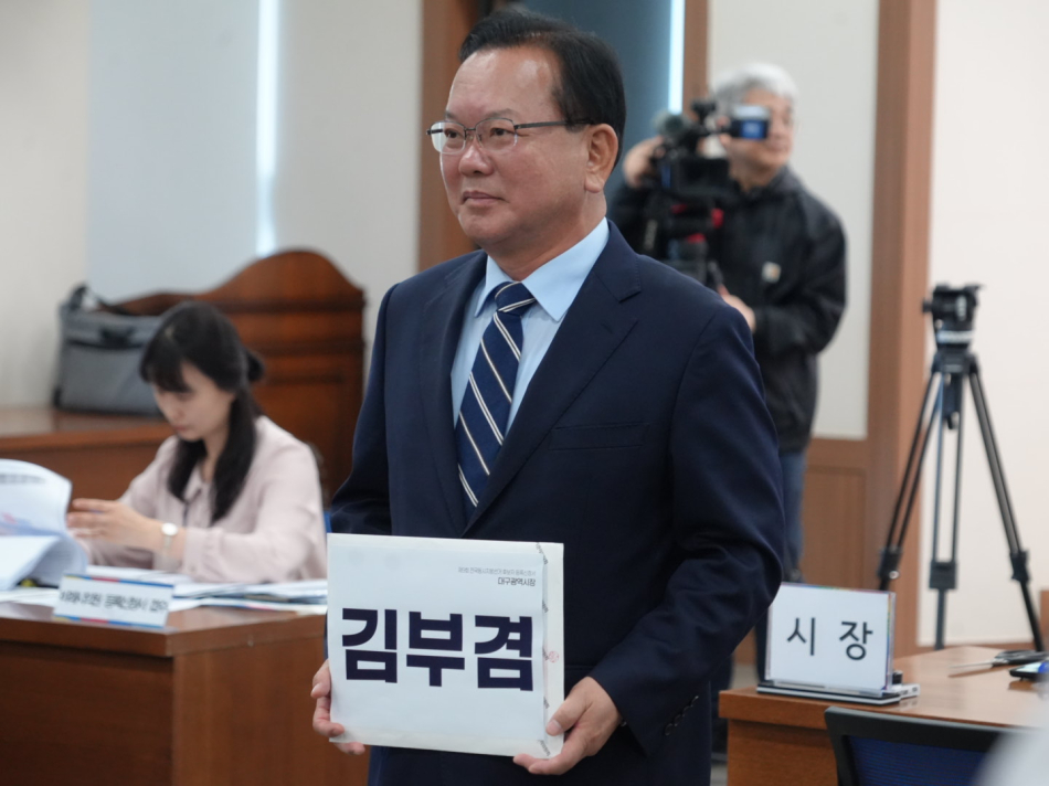 더불어민주당 김부겸 대구시장 후보가 14일 대구시선거관리위원회에서 6·3 지방선거 대구시장 후보 등록 신청을 한 뒤 포즈를 취하고 있다. 후보 측 제공