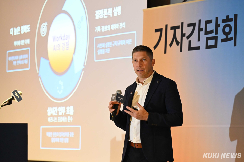 조쉬 즈웬 부사장이 14일 서울 삼성동 웨스틴 서울 파르나스에서 열린 ‘워크데이 엘리베이트 서울 2026’ 행사에서 자연어 기반 AI 플랫폼 ‘사나(Sana)’를 소개하고 있다.