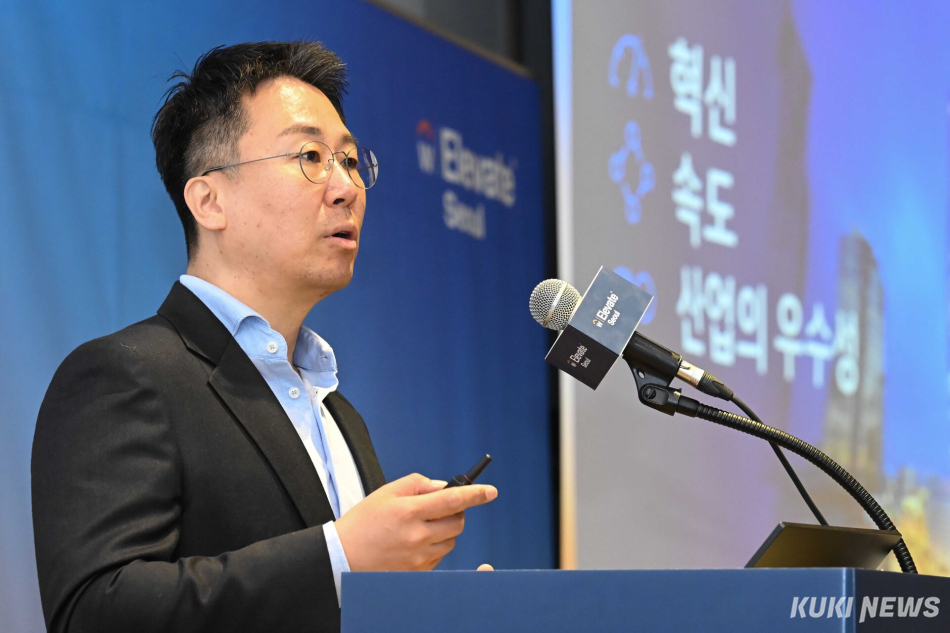 허정열 지사장이 14일 서울 삼성동 웨스틴 서울 파르나스에서 열린 ‘워크데이 엘리베이트 서울 2026’ 행사에서 인사하고 있다.