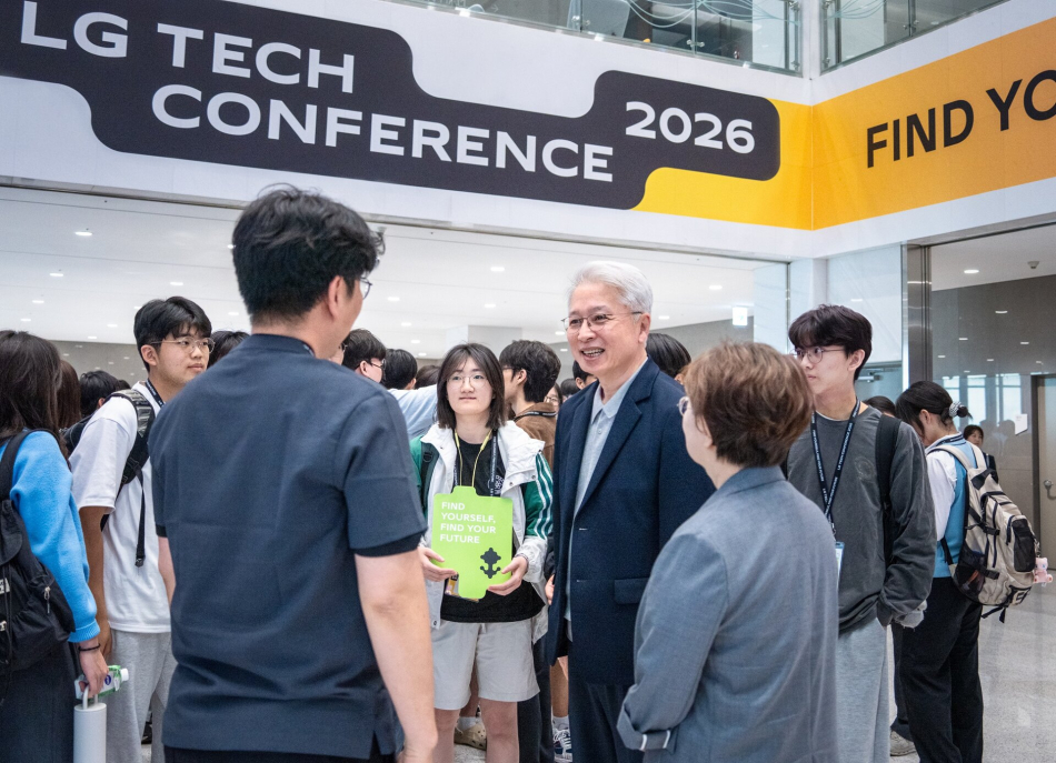 권봉석 (주)LG 부회장(가운데)이 14일 LG 테크 콘퍼런스 2026을 찾은 영재·과학고 학생들을 만나 격려하고 있다. LG