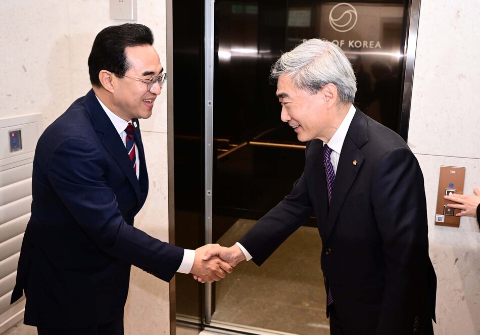 박홍근 기획예산처 장관(왼쪽)이 14일 서울 중구 한국은행에서 신현송 한국은행 총재와 인사하고 있다. 연합뉴스