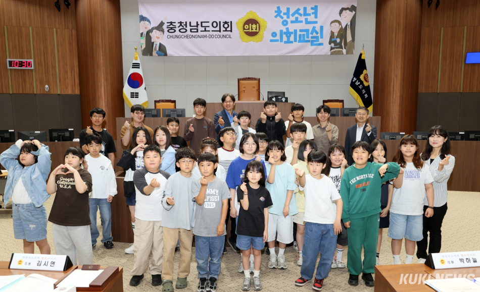 충남도의회는 14일 천안 신방초등학교에서 ‘청소년 의회교실’을 열었다.