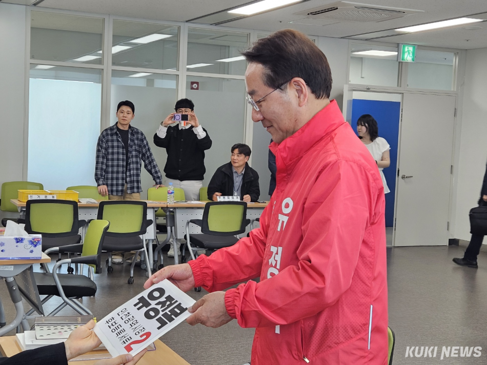 유정복 국민의힘 인천시장 후보가 14일 인천 미추홀구에 있는 인천시선거관리위원회에서 6·3 지방선거 후보자 등록을 하고 있다. 이은서 기자