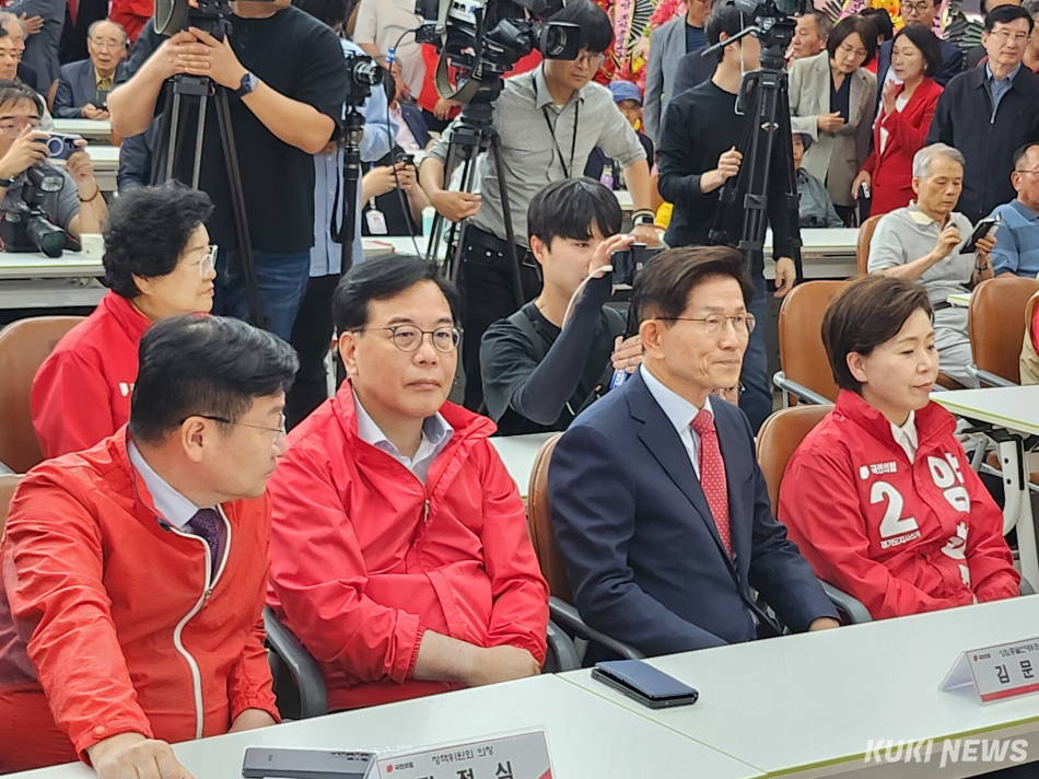 14일 경기 수원시 장안구 국민의힘 경기도당에서 열린 양향자 경기지사 후보 선거사무소 개소식에서 김문수 상임총괄선대위원장을 비롯해 송언석 원내대표, 정점식 정책위의장이 참석했다. 전재훈 기자