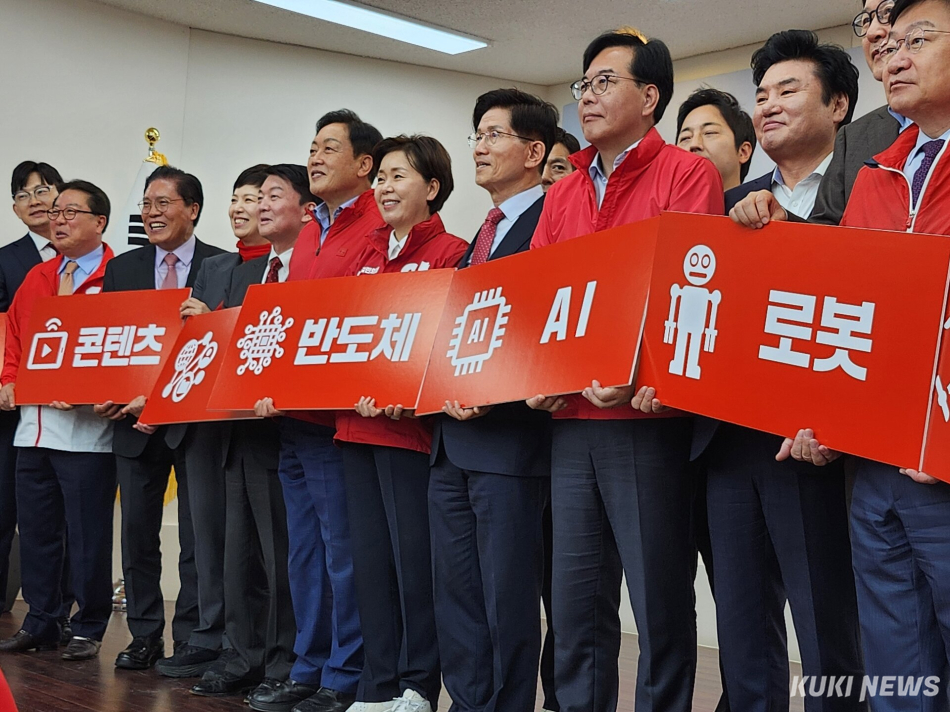 14일 경기 수원시 장안구 국민의힘 경기도당에서 열린 양향자 경기지사 후보 선거사무소 개소식에서 참석자들이 기념 사진을 촬영하고 있다. 전재훈 기자